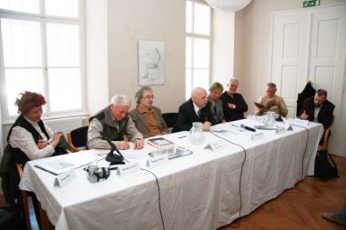 Udeleženci okrogle mize (Goranka Kreačič, Bogomir Mihevc, Darko Štrajn, Marjan Pungartnik, Branka Predan, Pavel Zgaga, Pavle Čelik, Frane Adam)