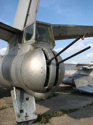 Biti zadnji topničar v Il-28 Beaglu ni bilo najbolj prijetno opravilo. Edini od posadke ni imel katapultnega sedeža in ponavadi so to delo opravljali kaznjenci prostovoljci.