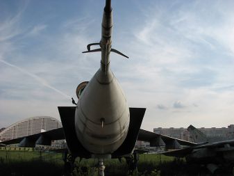 MIG-25, s 3,2 macha najhitrejše lovsko letalo na svetu, je bil strah in trepet zaveznikov v prvi zalivski vojni. Že njegova vstopnika za zrak dajeta vedeti, da ga ne poganjata ravno fičotova motorja.