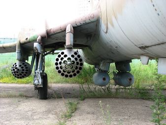 SU-17 M4 Fitter K ima pod krili še vedno nosilce za rakete in par šolskih bomb.