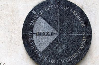 Spominska plošča na cerkvi pri San Pietru