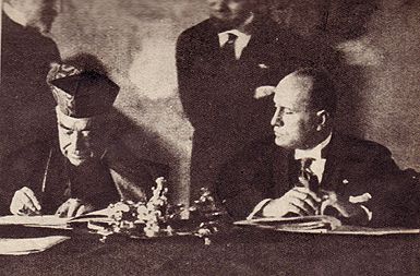 Benito Mussolini in državni tajnik tedanjega papeža Pija XI. Pietro Gasparri podpisujeta lateranski sporazum