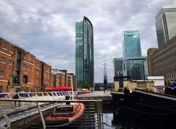 Vzhodni London je mešanica sodobnih stavb in ostankov iz časa Jacka Razparača. Na levi Museum in Docklands.