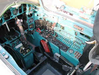 Kokpit Miga-25. Že 0,5 v krvi je veliko preveč za vse te gumbe.