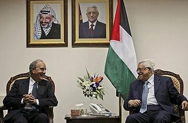 PosebnI ameriškI odposlanEc za Bližnji vzhod George Mitchell in palestinski predsednik Mahmud Abas