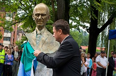 Matjaž Švagan na otvoritvi kipa Drnovšku