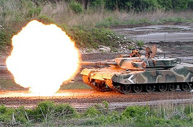 Tank južnokorejske vojske med vajami za morebiten vojaški spopad s severno sosedo.