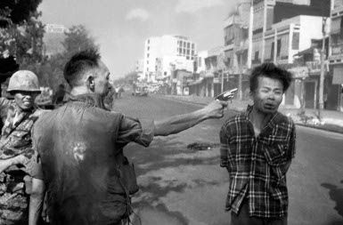 Severnovietnamski general Nguyen Ngoc Loan, šef policije, s strelom v glavo usmrti moškega, imenovanega Bay Lop, osumljenega gverilske aktivnosti. Sajgon, februar 1968; fotografija je dobila Pulitzerjevo nagrado leta 1969