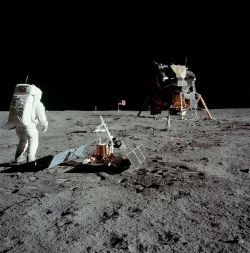 Posnetki z Lune ali iz Hoolywooda: Buzz Aldrin na fotografiji, ki jo je Niel Armstrong posnel med pvimi sprehodi po Luni julija 1969