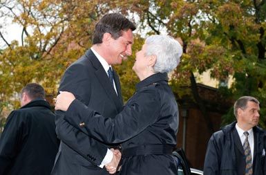 Prihod predsednika vlade Boruta Pahorja na Hrvaško gospodarsko zbornico (HGK), kjer ga je pričakala hrvaška predsednica vlade Jadranka Kosor