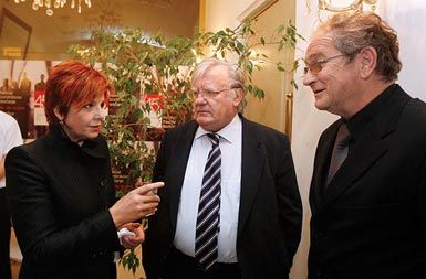 Ministrica za kulturo Majda Širca, ravnatelj Ivo Ban in dramatik Tone Partljič