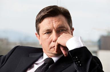 Država na eni strani napoveduje višjo upokojitveno starost, na drugi pa sama načrtuje zmanjševanje števila zaposlenih s stimuliranjem upokojevanja.