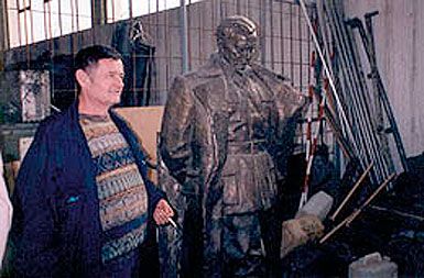 Josip Joško Broz ob dedkovem spomeniku