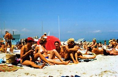 Nudezem je n acannskih plažah prepovedan, topless za zdaj ostaja