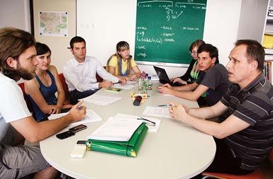 Delovni sestanek ustanoviteljev naše prve časovne banke: Tibor, Lucija, Luka, Martina, Špela, Goran in njihov mentor dr. Slavko Gaber