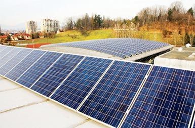 Sončno elektrarno na Celjskem sejmu so gradbeni inšpektorji hoteli porušiti, ker je bila zgrajena brez gradbenega dovoljenja