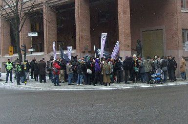 Protestniki v podporo The Pirate Bayu pred sodiščem na prvi dan sojenja, 16. 2. 2009