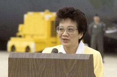 /media/www/slike.old/novice/cory_aquino_during_a_ceremony_honoring_us_air_force.jpg