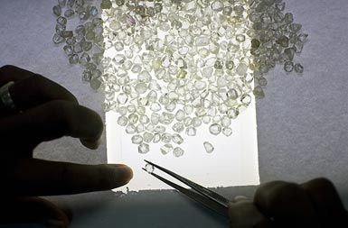 /media/www/slike.old/novice/debeers_01.jpg