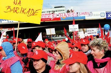 Slovenski sindikati so ponovno izobesili rdeče zastave in na protestna zborovanja odhajajo s petjem Internacionale.