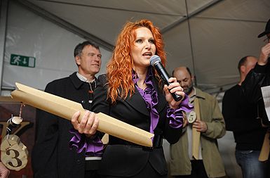 Nuša Derenda je nastopila na pikniku LDS ob dnevu državnosti