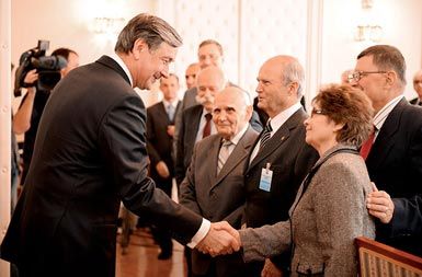 Predsednik Republike Danilo Türk s Spomenko Hribar in ostalimi udeleženci posveta o domoljubju