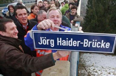 Haiderjev naslednik, deželni glavar Gerhard Dorfler, je največji, 455 metrski most na Koroškem imenoval po Jorgu Haiderju.