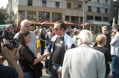 Žalnega zborovanja se je udeležil tudi navijač Partizana- Grobar