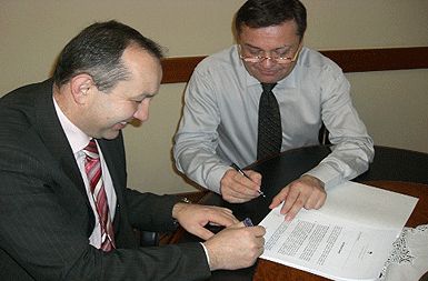Ljubljanski župan Zoran Janković in mufti Nedžad Grabus podpisujeta pogodbo o nakupu zemljišča.
