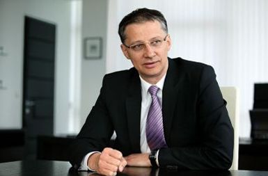 Vidno zaskrbljeni minister Lukšič.