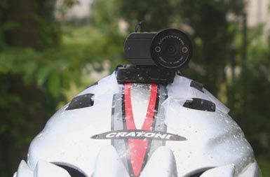 Contour HD smo namestili na vrh čelade, pri tem pa dodali še nekaj dodatne opreme – lepljivi trak