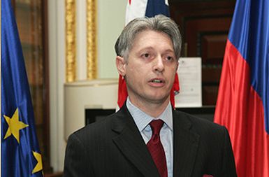 Slovenski veleposlanik v Londonu Iztok Mirošič pravi, da je prvo srečanje s kraljico za vsakega veleposlanika v Londonu zelo vznemirljiv dogodek