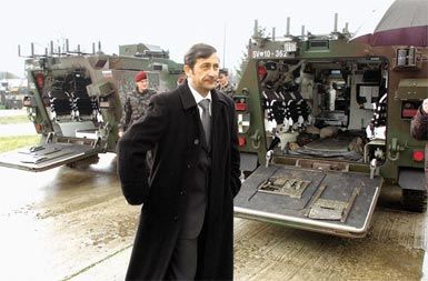 Nekdanji obrambni minister Karel Erjavec s starimi oklepniki 6 X 6