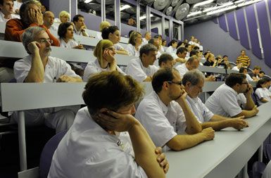 Vlada ni usklajena s sindikati tudi v delu novele, ki predvideva določitev dežurnih mest in znižanje dodatkov za delo v manj ugodnem delovnem času v času dežurstva za 50 odstotkov, čemu nasprotuje predvsem Fides