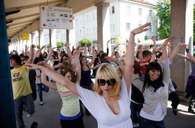 /media/www/slike.old/novice/flashmob_tz.jpg