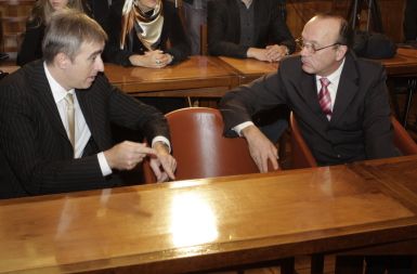 Vinko Gorenak (desno) v pogovoru s pravosodnim ministrom Alešem Zalarjem