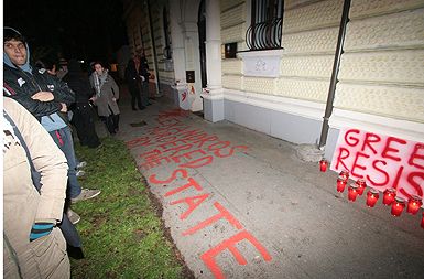 Podpora slovenskih anarhistov grškim protestnikom pred grškim veleposlaništvom v Ljubljani