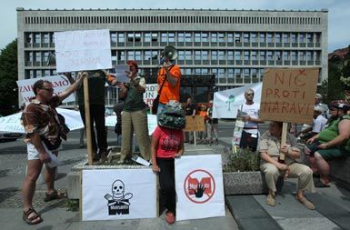 Protest proti gensko spremenjenim organizmom med sprejemanjem zakona v parlamentu