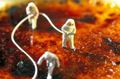 Astronavti na Luni ali figurice na panakoti?