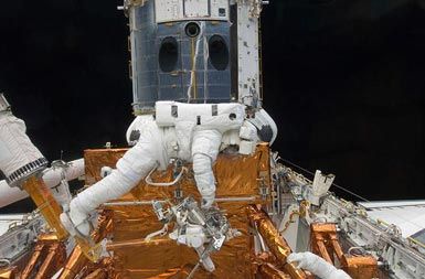 Andrew Feustel popravlja Hubble