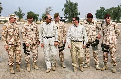 Janez Janša in Karl Erjavec, takrat še kot predsednik vlade in obrambni minister, med obiskom slovenskih vojakov v Iraku leta 2007