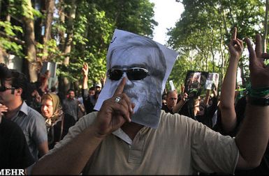 Prizor z demonstracij na ulicah Teherana proti iranskemu režimu