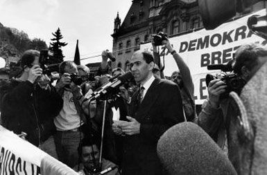Govor Janeza Janše po odstavitvi s položaja obrambnega ministra leta 1994