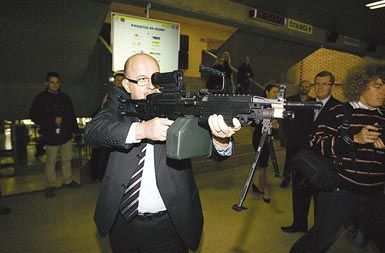 /media/www/slike.old/novice/jelin_i_zmitraljezom_mpigac.jpg