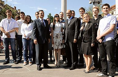 Tudi predsednica SDS Celje Urška Toplak, v sredini med predsednikom Evropske komisije Josejem M. Barrosom in Janezem Janšo, je dobila službo. In še stanovanje. Pomagala je pri predsedovanju Evropski uniji.