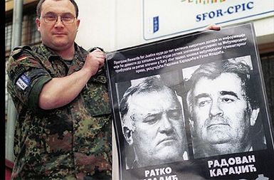 Pet milijonov dolarjev nagrade za informacije o Ratku Mladiću in Radovanu Karadžiću