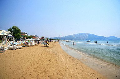Priljubljena plaža med mladimi turisti