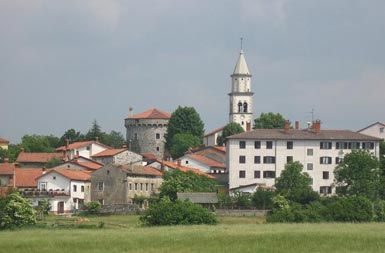 Italijani so se v Lokev pri Sežani pripeljali z avtobusi