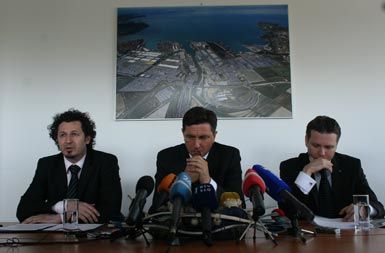 Minister za promet Patrick Vlačič, premier Borut Pahor in predsednik uprave Luke Koper Gregor Veselko