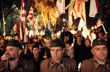 Zbor skrajne desničarske stranke Jobbik, ki ima od aprila 2010 v madžarskem parlamentu skoraj 50 poslancev, ob eni od obletnic, posvečeni njihovemu fašističnemu idolu, diktatorju Miklosu Horthyu. V ozadju rdeče-bele zastave velike Madžarske.